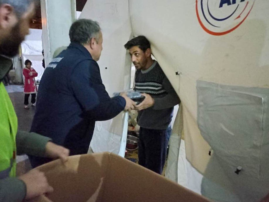 TEPEBAŞI BELEDİYESİ, DEPREM FELAKETİNİN ARDINDAN BÖLGEDE YAPTIĞI YARDIM FAALİYETLERİNİ SÜRDÜRÜRKEN