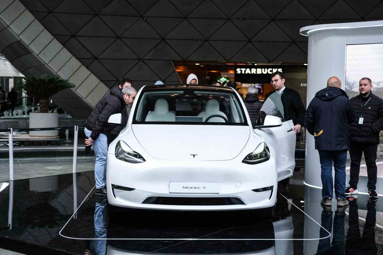 TESLA, TÜRKİYE’DE RESMİ OLARAK FAALİYETE BAŞLADI. DÜNYACA ÜNLÜ MARKANIN SERGİLENEN