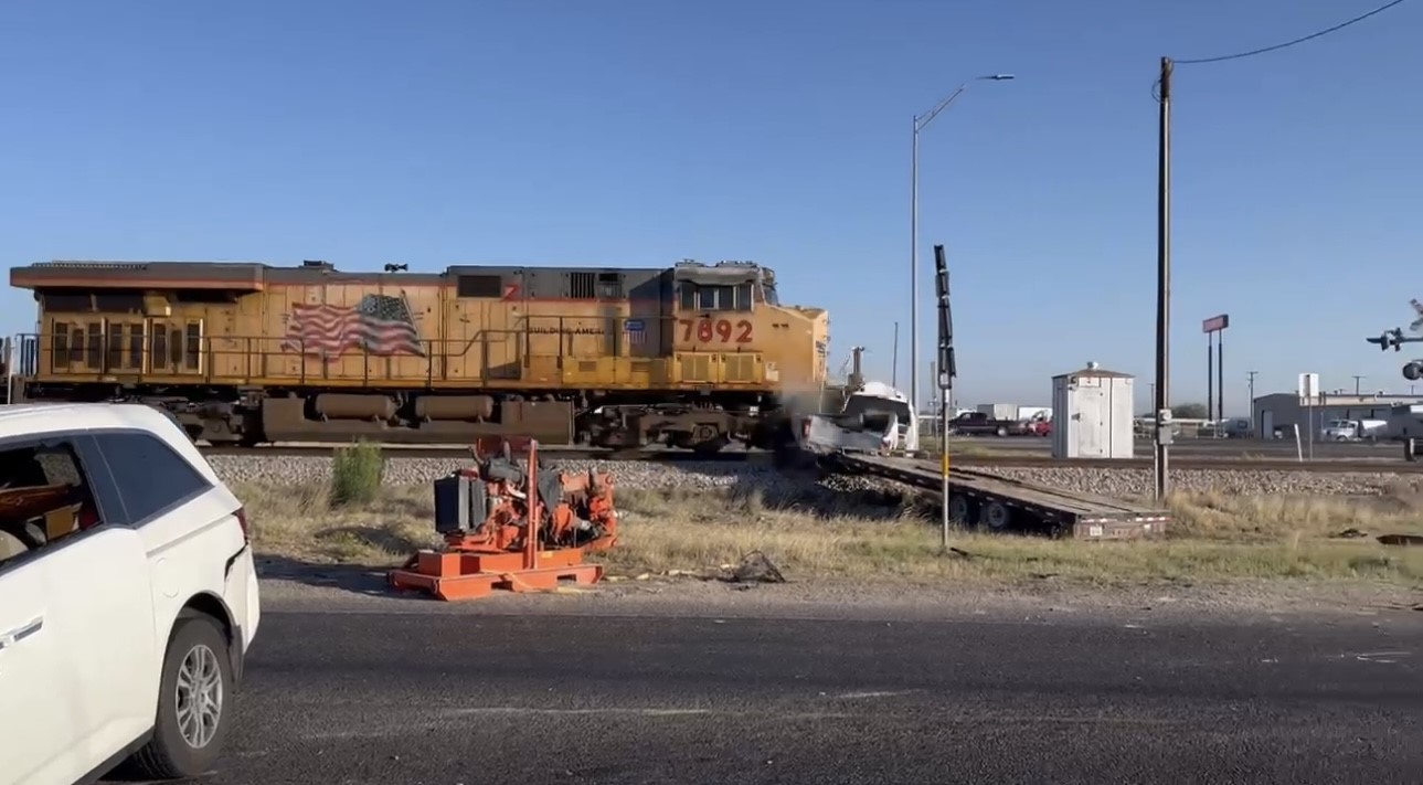 ABD’NİN TEXAS EYALETİNDE HIZLA GELEN BİR YÜK TRENİ, SAVRULDUĞU RAYLARDA