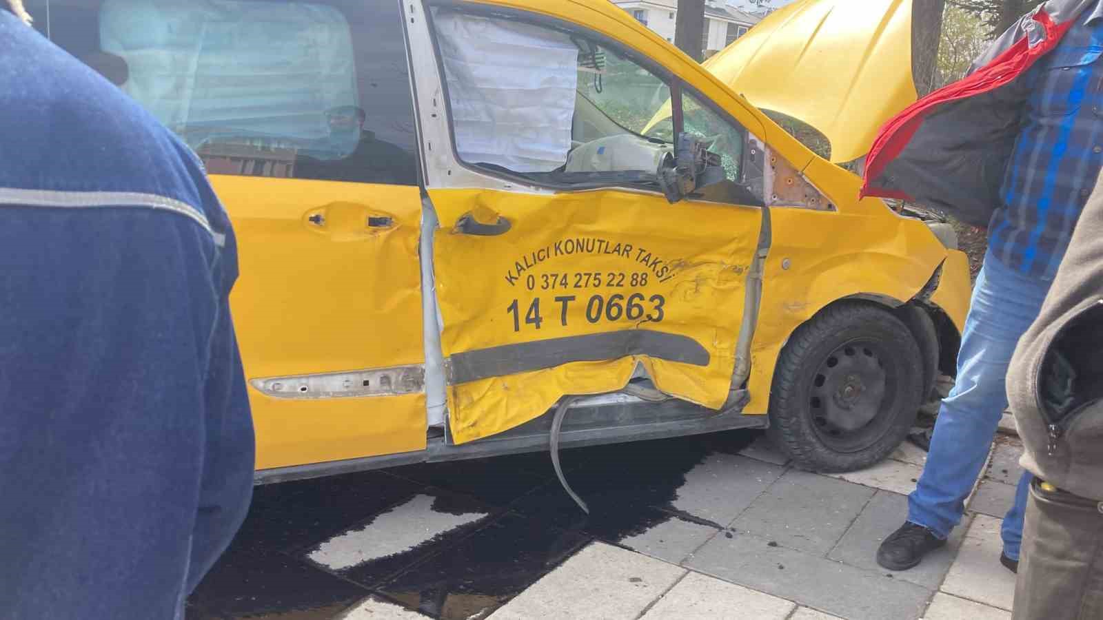 BOLU’DA DÖNEL KAVŞAKTA TİCARİ TAKSİ VE OTOMOBİLİN ÇARPIŞMASI NETİCESİNDE MEYDANA