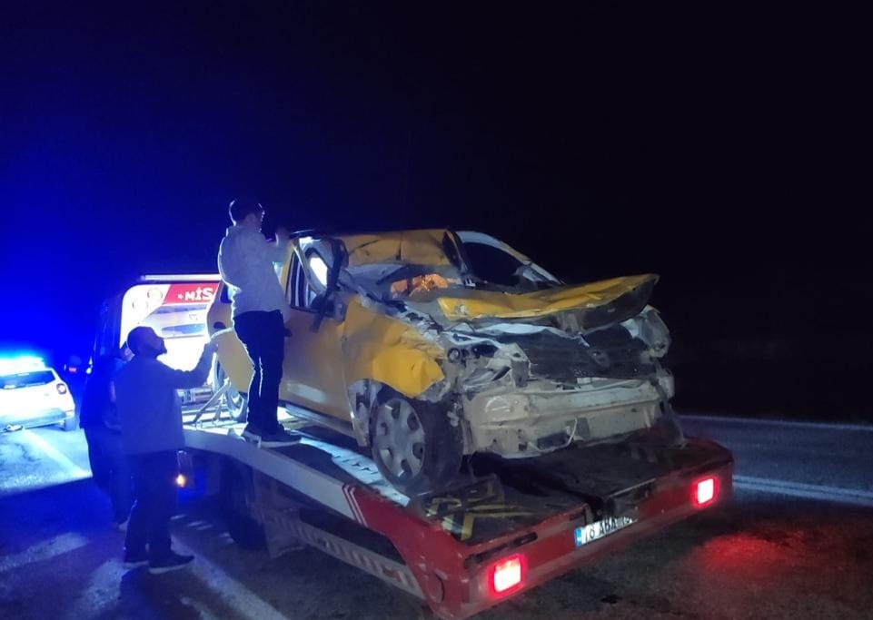 ÇORUM'UN SUNGURLU İLÇESİNDE TİCARİ TAKSİNİN TIRA ÇARPMASI SONUCU MEYDANA GELEN
