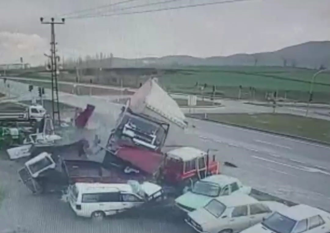 AMASYA'NIN GÜMÜŞHACIKÖY İLÇESİNDE DEVRİLEN TIR, PARK HALİNDEKİ 4 OTOMOBİL, 1