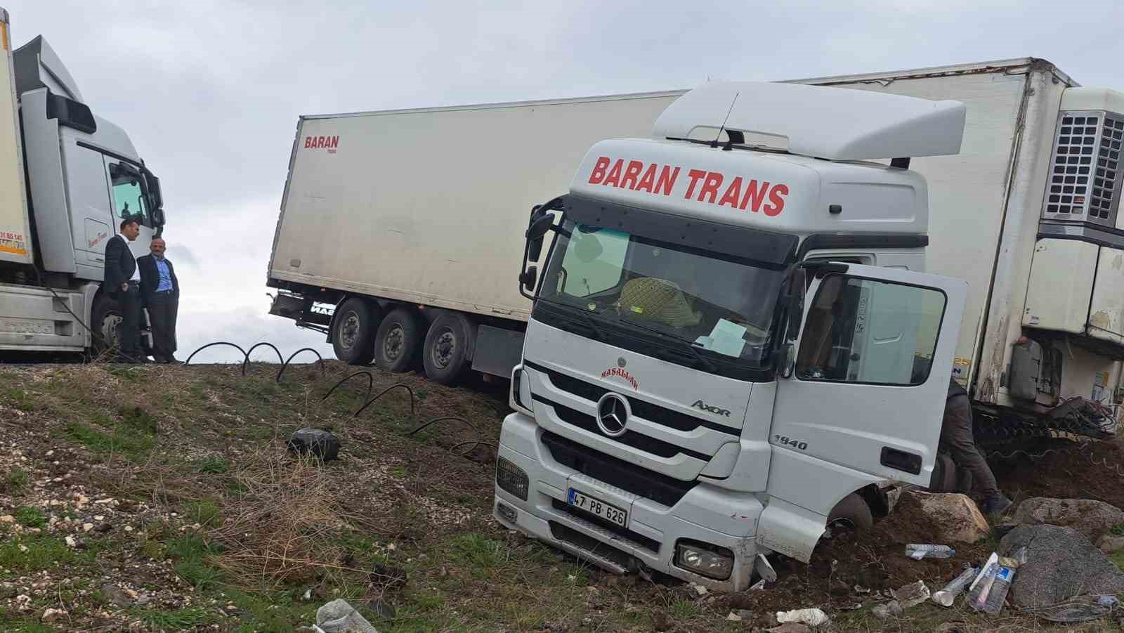 BİTLİS’İN ADİLCEVAZ İLÇESİNDE KONTROLDEN ÇIKAN TIRIN ŞARAMPOLE YUVARLANMASI SONUCU 1