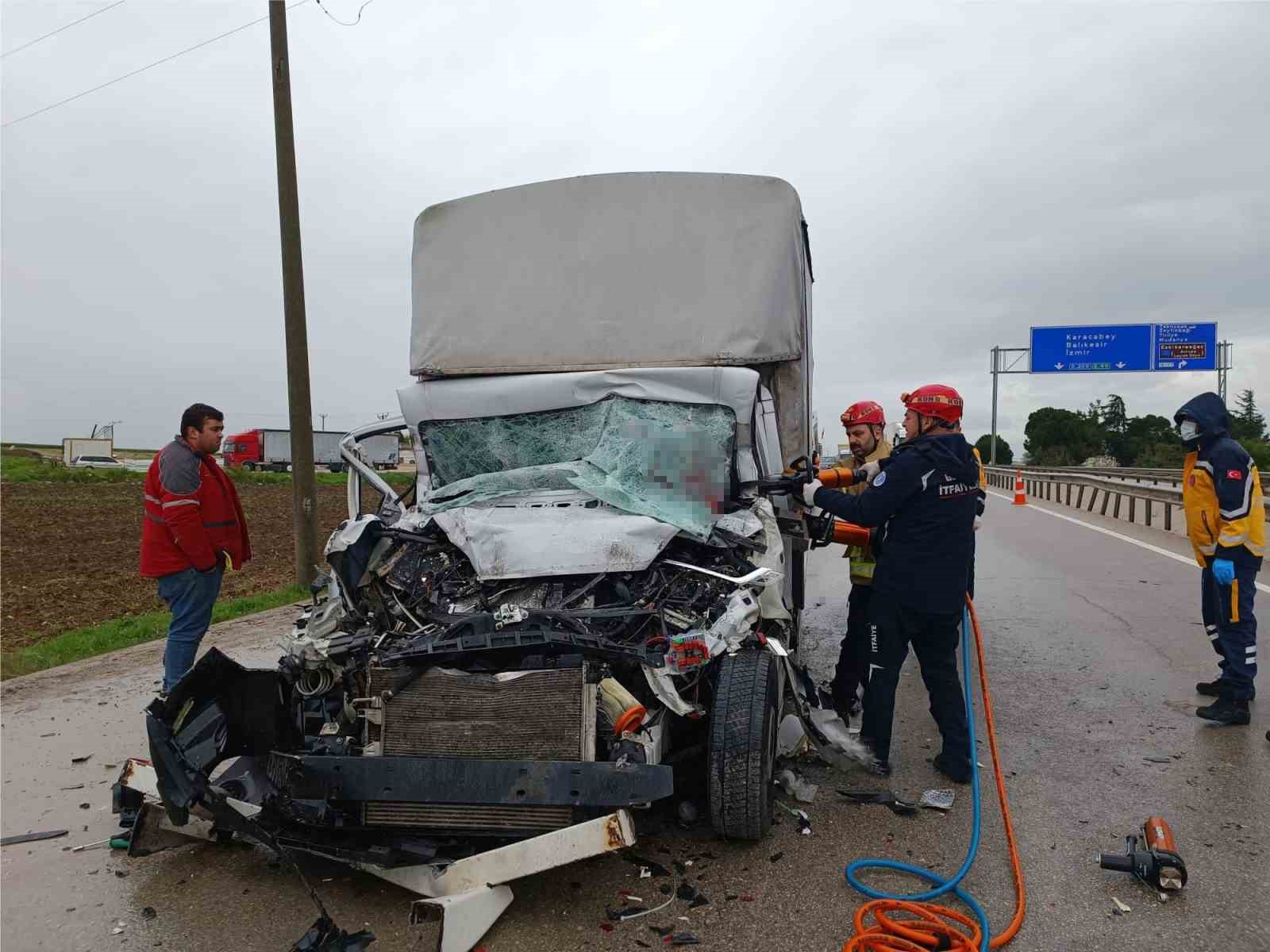 BURSA-İZMİR KARAYOLUNDA SEYREDEN KAMYONET TIR’A ARKADAN ÇARPTI. KAZADA KAMYONETİN SÜRÜCÜSÜ