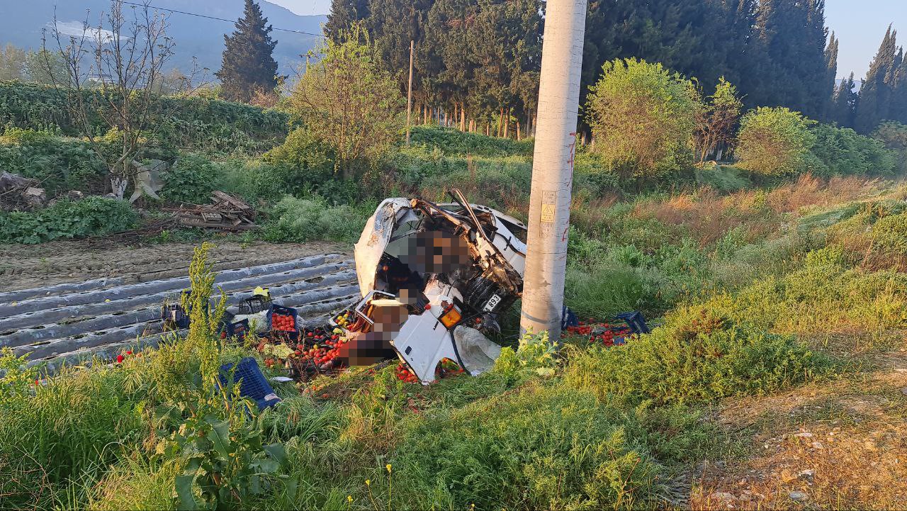 İZMİR’İN TİRE İLÇESİNDE MİNİBÜS ELEKTRİK DİREĞİNE ÇARPTI VE YAN YATIP