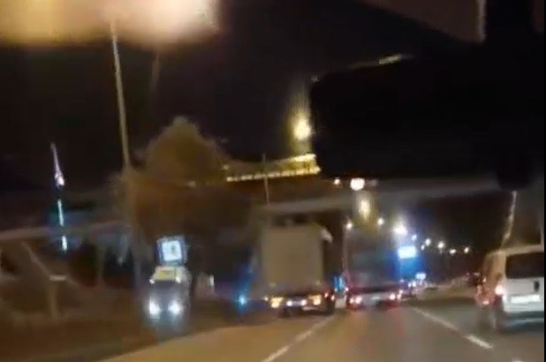 ESKİŞEHİR’DE BİR TIRA YOL VERMEYİP SIKIŞTIRAN OTOMOBİL SÜRÜCÜSÜ MADDİ HASARLI
