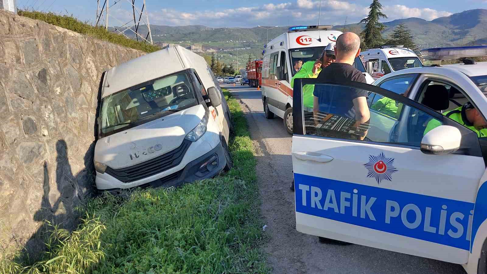 SAMSUN'DA TIRIN SIKIŞTIRDIĞI KAPALI KASA MİNİBÜS YOLDAN ÇIKARAK SU KANALINA