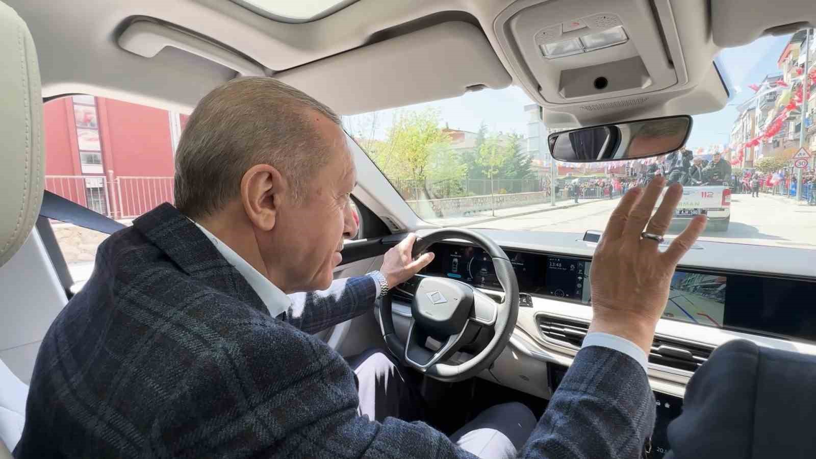 BURSA GEMLİK’TE CUMHURBAŞKANININ KULLANDIĞI TOGG YOĞUN İLGİYLE KARŞILANDI.