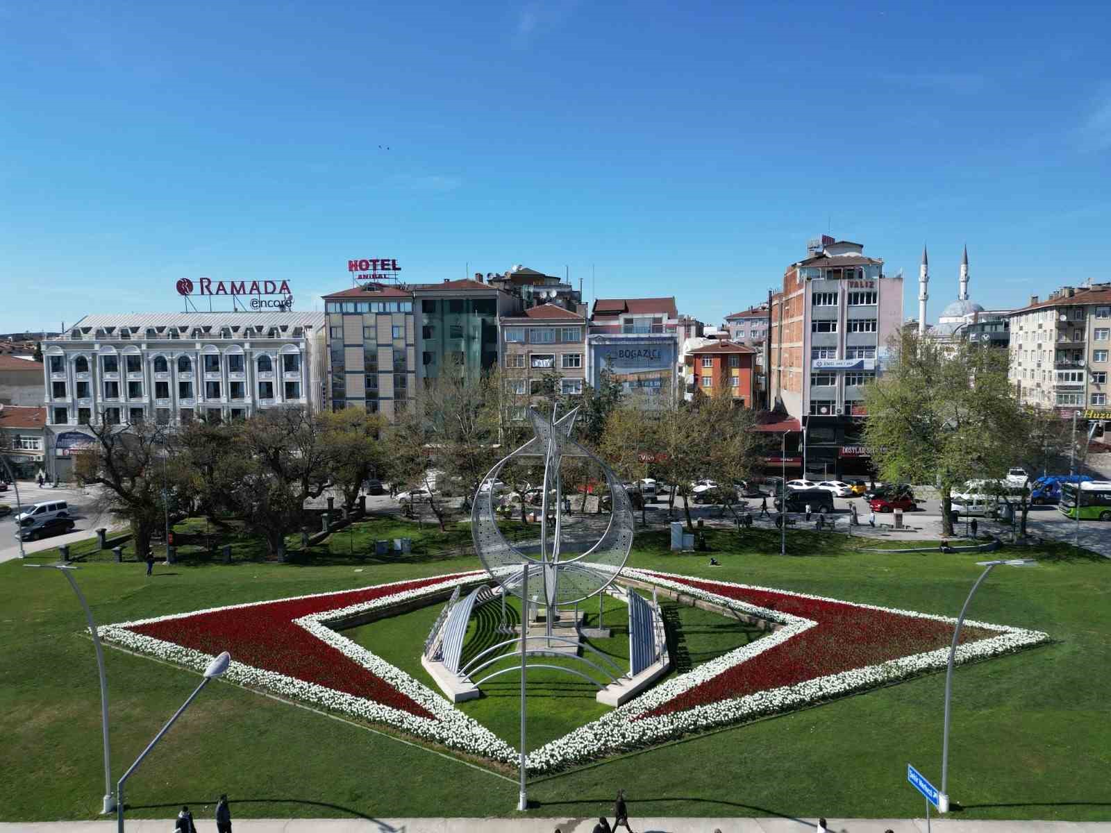 GEBZE BELEDİYESİ EKİPLERİ, TÜRKİYE'NİN YERLİ VE MİLLİ OTOMOBİLİ TOGG'UN LOGOSUNU