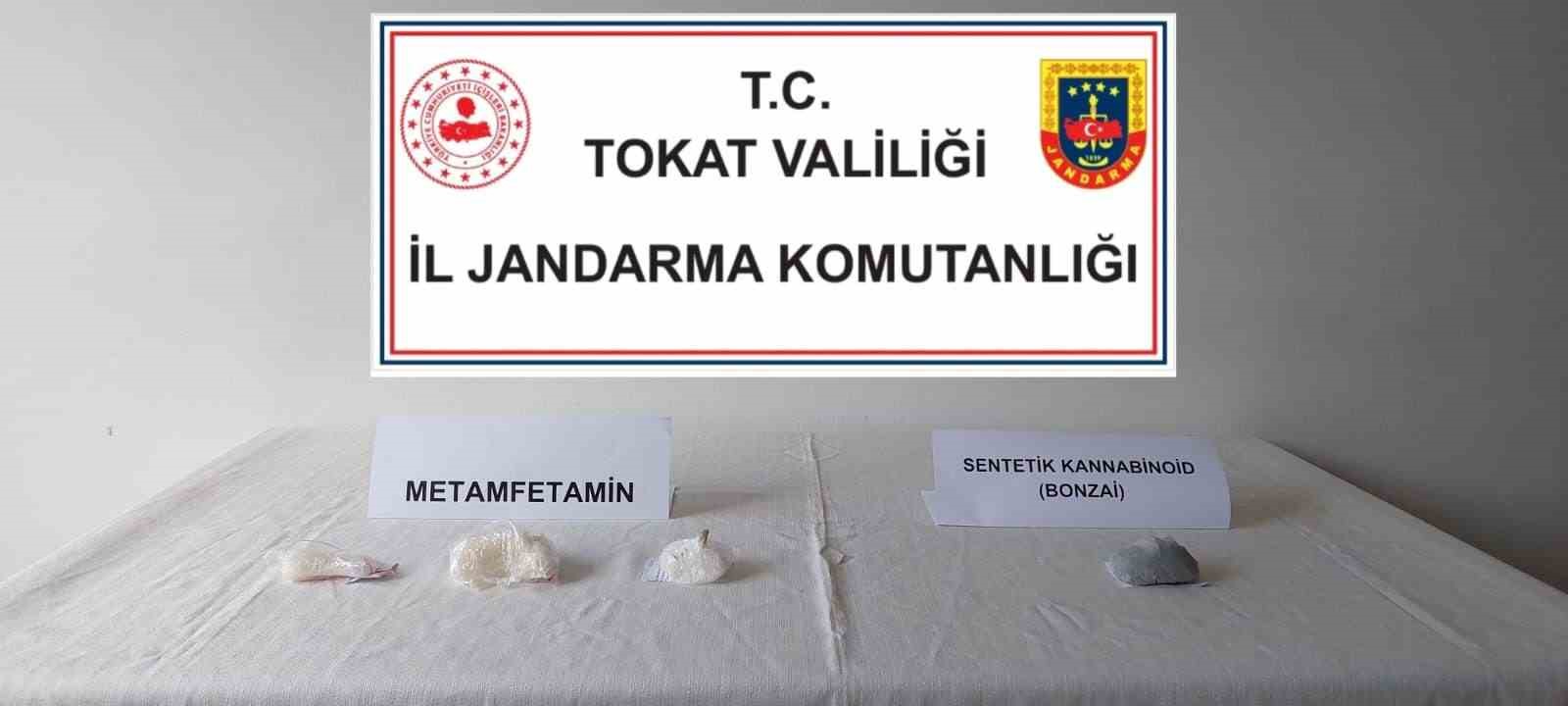 TOKAT'TA JANDARMA EKİPLERİNİN TAKİBİ SONUCUNDA BİR ARABADA YAPILAN ARAMADA UYUŞTURUCU
