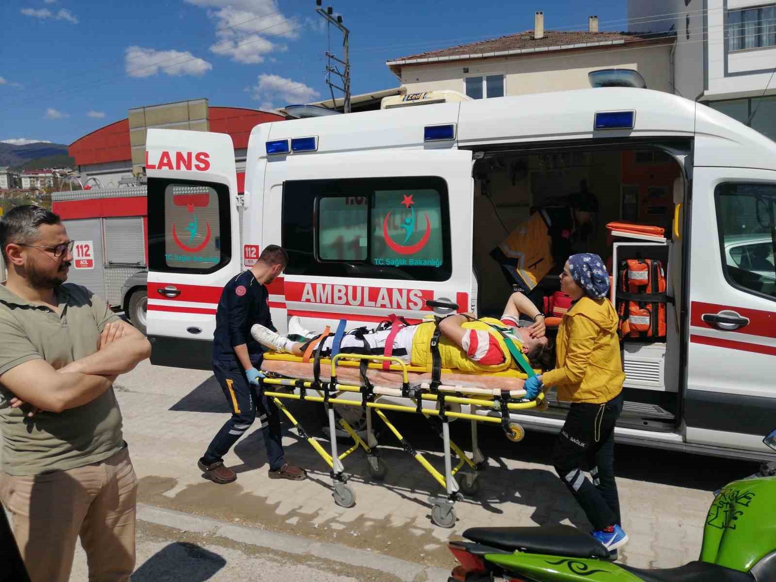 TOKAT’IN NİKSAR İLÇESİNDE SEYİR HALİNDE BULUNAN BİR MOTOSİKLET, AYNI İSTİKAMETE