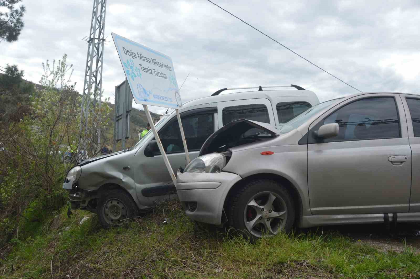 TOKAT’IN NİKSAR İLÇESİNDE MEYDANA GELEN TRAFİK KAZASINDA 2 KİŞİ YARALANDI,
