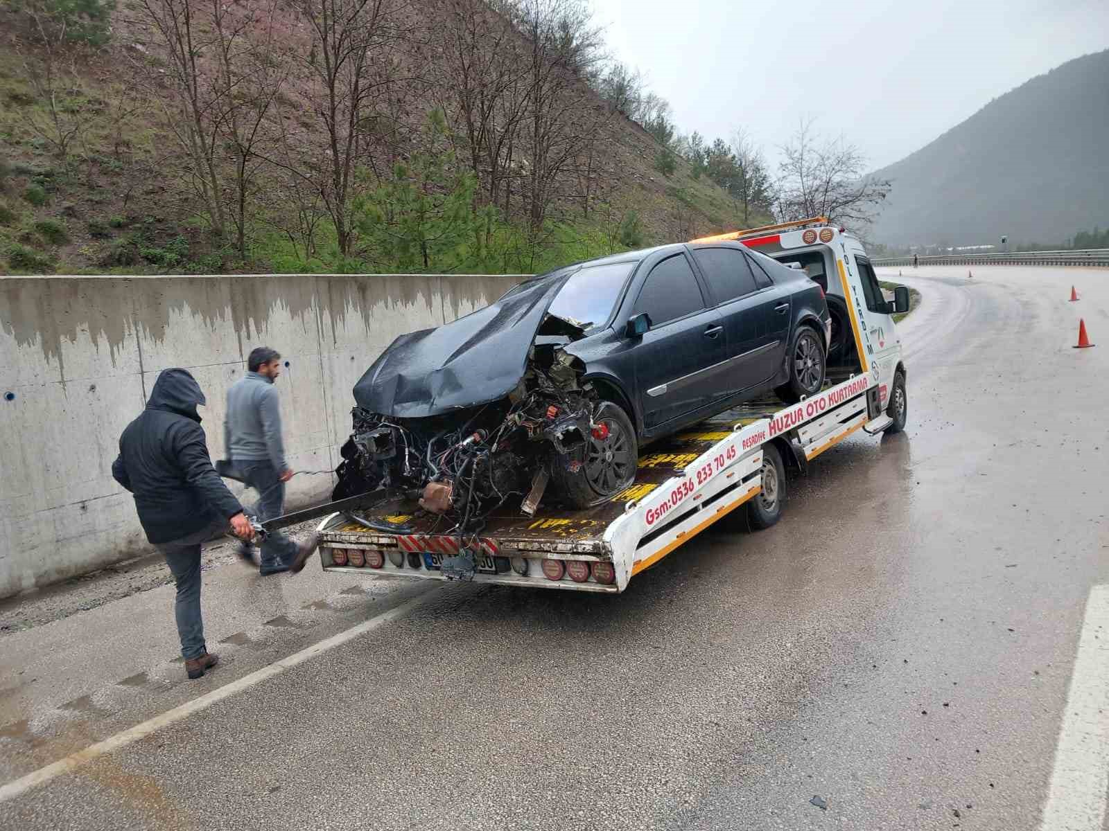 TOKAT’IN NİKSAR İLÇESİNDE MEYDANA GELEN TRAFİK KAZASINDA İSTİNAT DUVARINA ÇARPAN