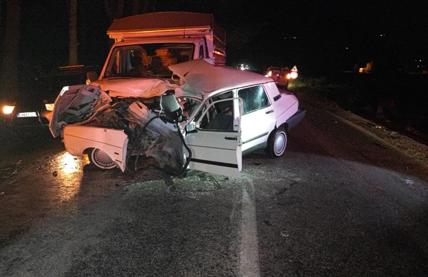 TOKAT’IN NİKSAR İLÇESİNDE OTOMOBİLLE KAMYONETİN ÇARPIŞMASI SONUCU MEYDANA GELEN TRAFİK