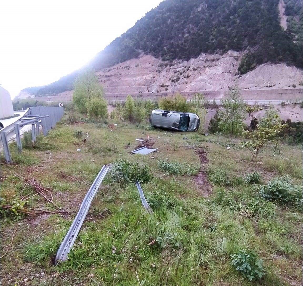 TOKAT'IN NİKSAR İLÇESİNDE, YOLDAN ÇIKARAK TAKLA ATAN PANELVAN MİNİBÜSTE Kİ