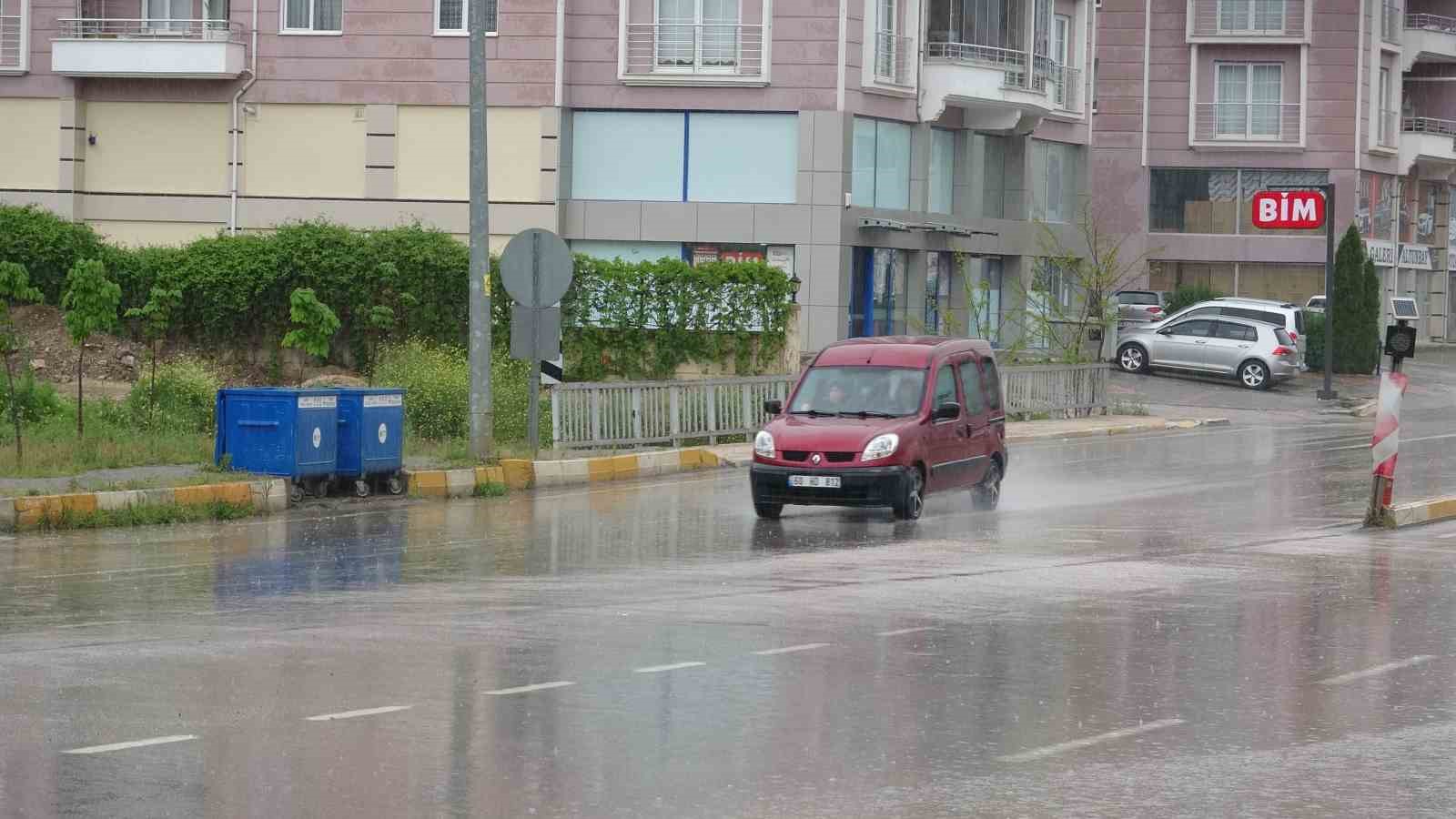 TOKAT'TA SAĞANAK ETKİLİ OLDU, KENT MERKEZİNDE YOLLARDA SU BİRİKİNTİLERİ OLUŞTU,