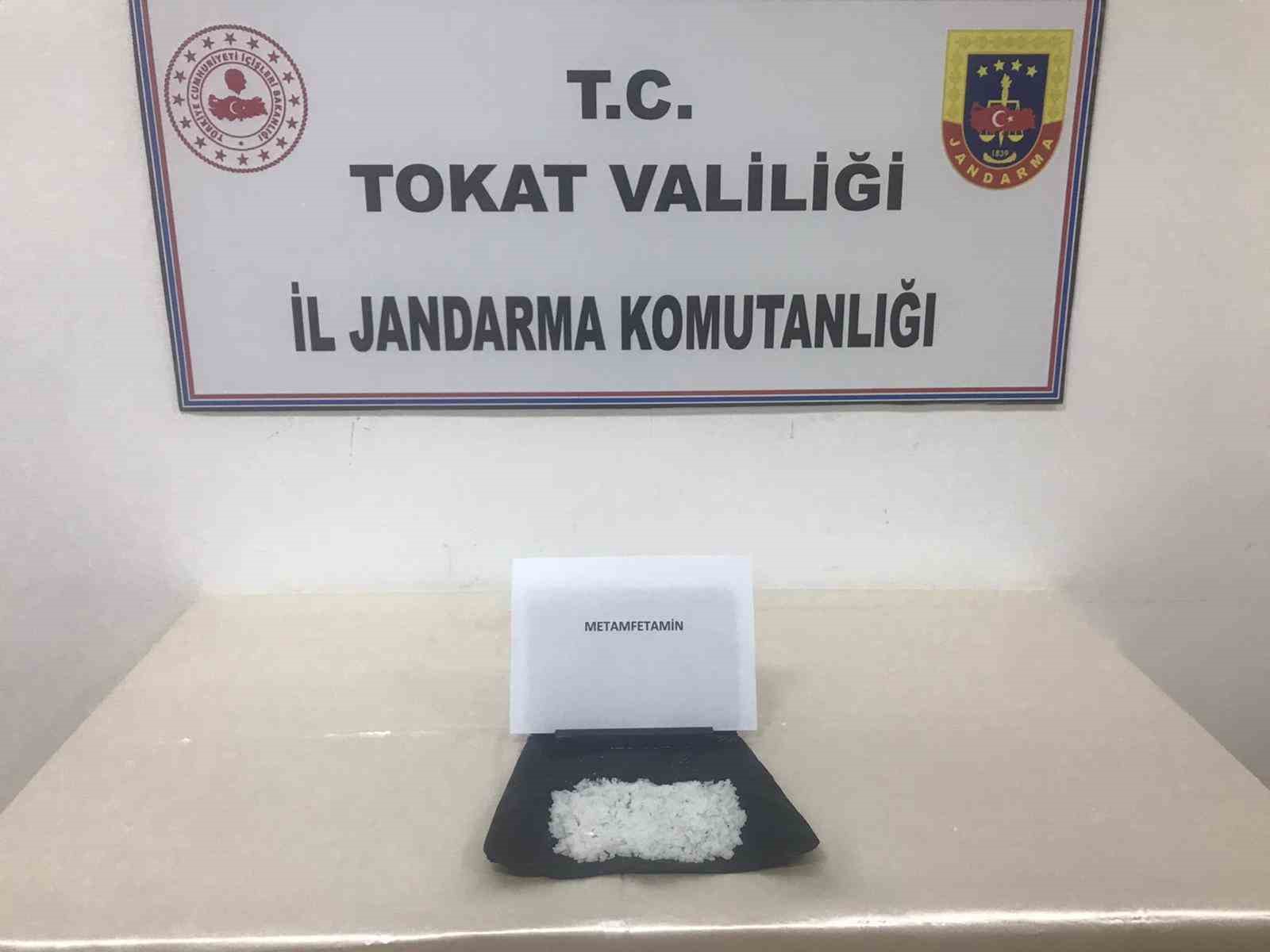 TOKAT'TA İSTANBUL'DAN KİRALIK ARAÇLA GELEN ŞAHSIN ÜZERİNDEN UYUŞTURUCU MADDE BULUNDU.