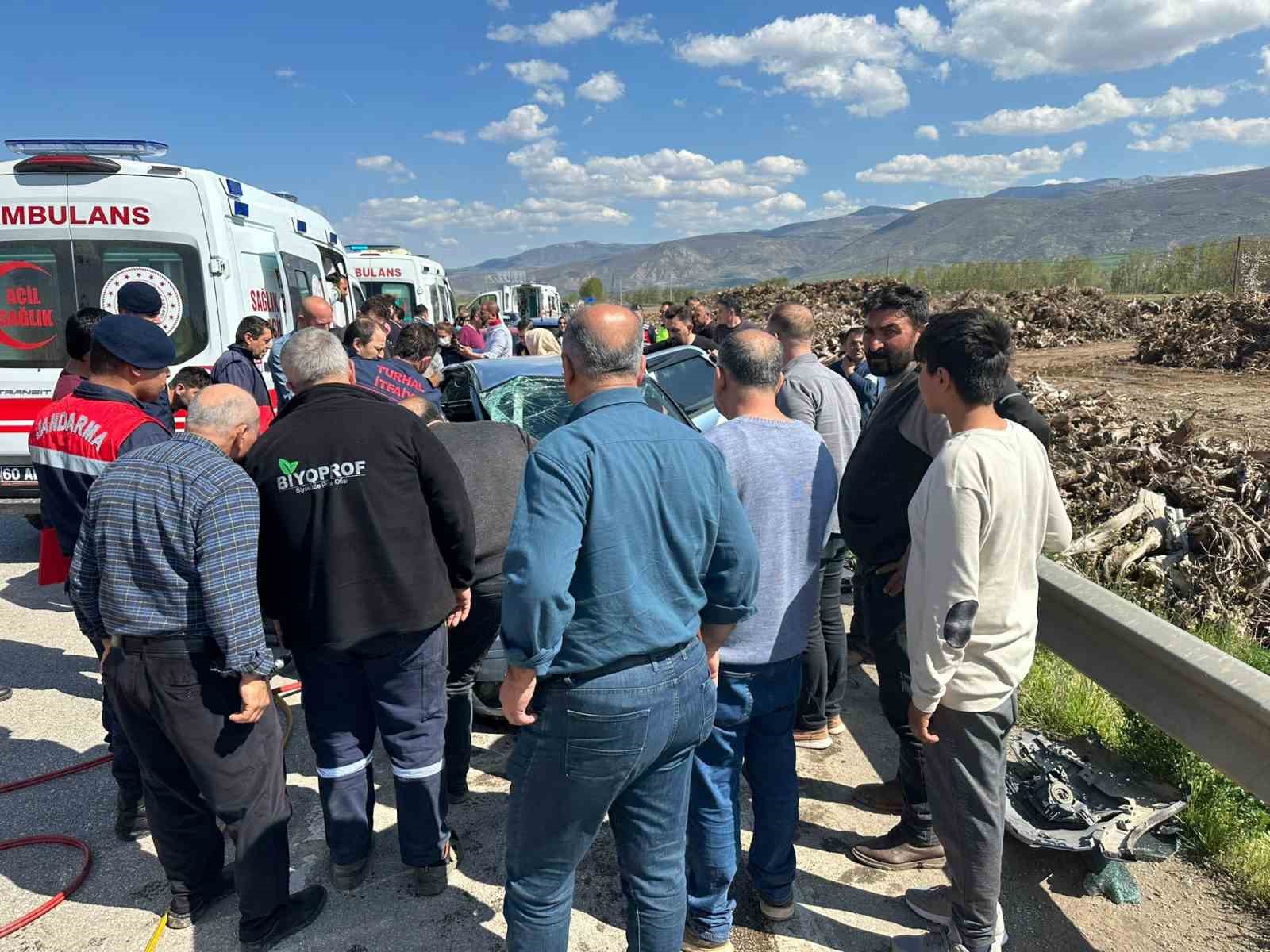 TOKAT'TA MEYDANA GELEN TRAFİK KAZASINDA 1'İ BEBEK OLMAK ÜZERE 8