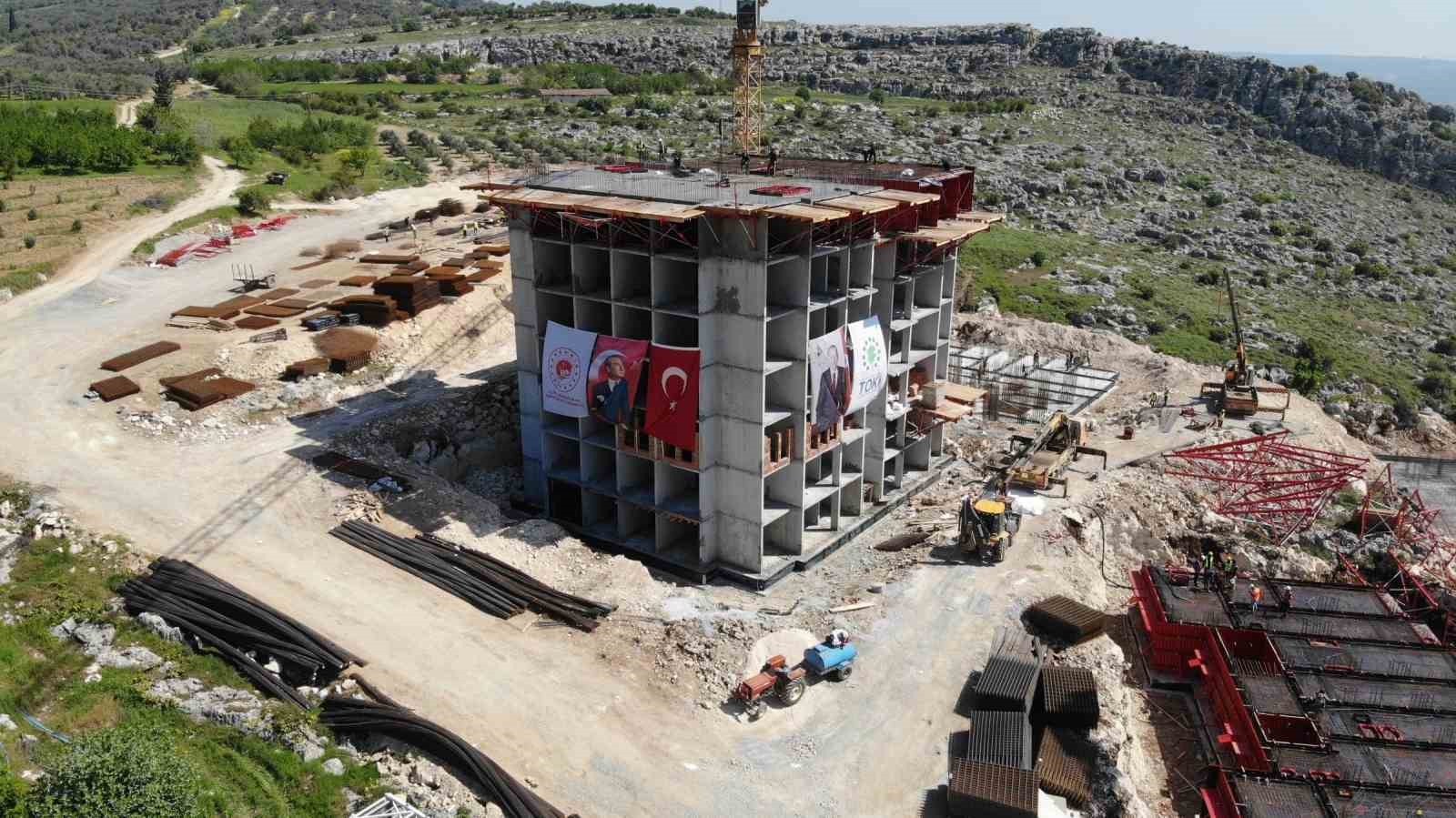KAHRAMANMARAŞ MERKEZLİ DEPREMLERİN ARDINDAN HATAY’IN ALTINÖZÜ İLÇESİNDE 364 KONUT VE