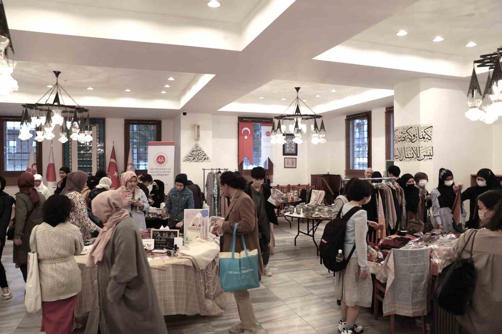 JAPONYA'DAKİ TOKYO CAMİ'NDE DEPREM FELAKETİNDEN ETKİLENENLERE DESTEK AMACIYLA TÜRKİYE VE