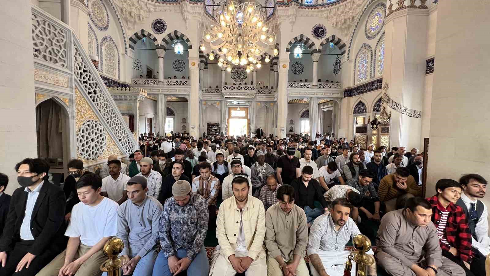 JAPONYA’NIN BAŞKENTİ TOKYO VE ÇEVRESİNDE YAŞAYAN MÜSLÜMANLAR, RAMAZAN BAYRAMI NAMAZINI