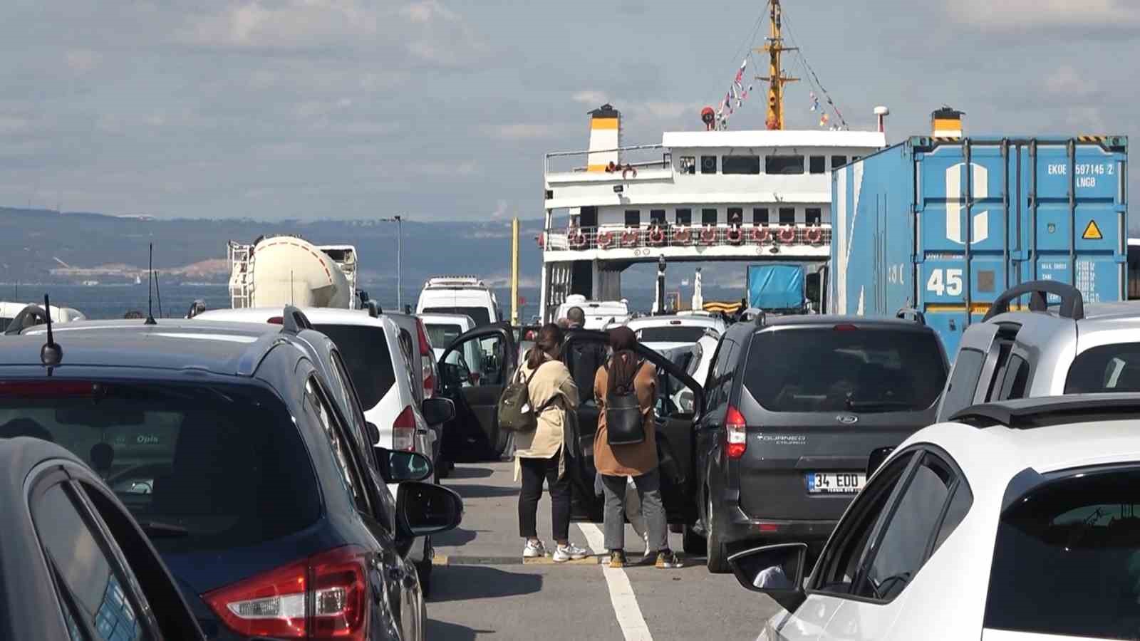 İDO TOPÇULAR İSKELESİ’NDE YOĞUNLUK YAŞANIYOR.