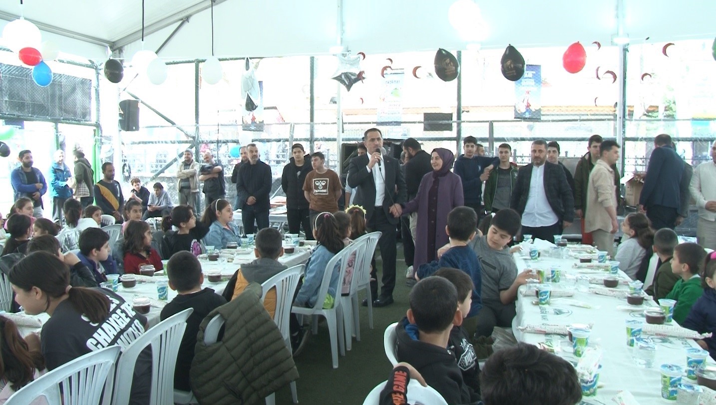 TOPHANELİ ÇOCUKLAR RAMAZAN AYINDA GELENEKSELLEŞEN TEKNE ORUÇLARINI AÇMAK İÇİN BİR