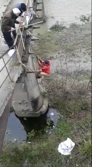 TRABZON'UN ARAKLI İLÇESİNDE VATANDAŞLAR, KAŞIKÇI MEVKİİNDE BULUNAN KARA DERENİN İÇİNDE