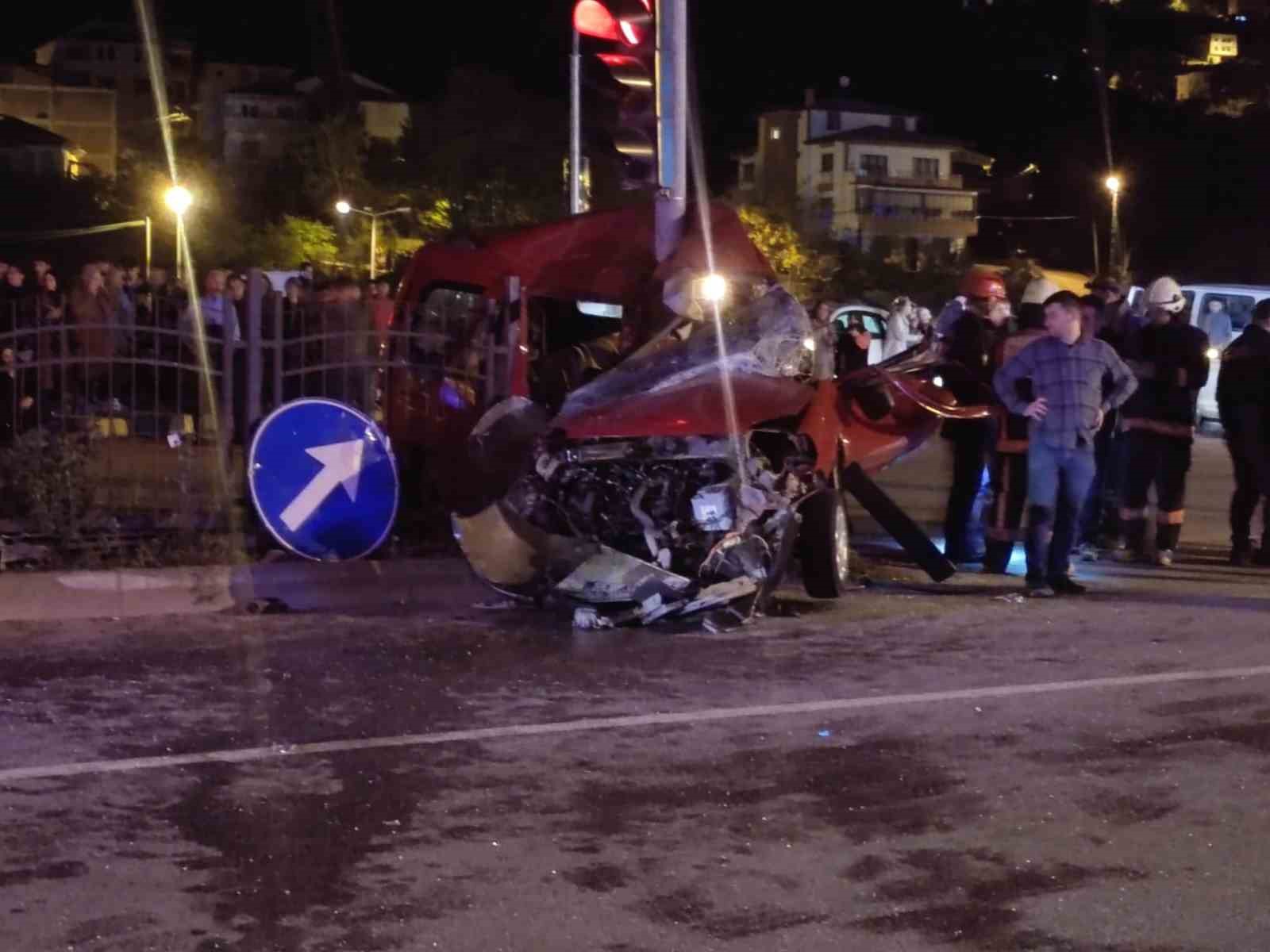 TRABZON'UN ARAKLI İLÇESİNDE AKŞAM SAATLERİNDE MEYDANA GELEN TRAFİK KAZASINDA 1