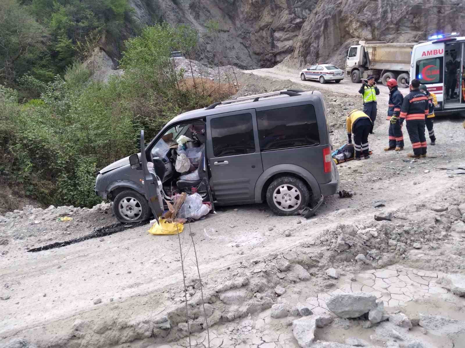 TRABZON'UN ARAKLI İLÇESİNDE MEYDANA GELEN TRAFİK KAZASINDA 3 KİŞİ YARALANDI.