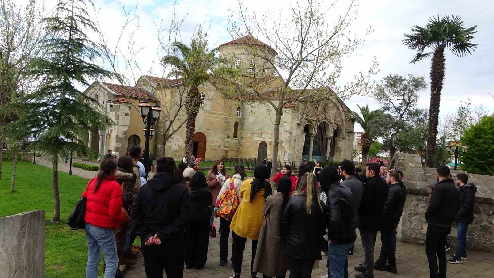 ORTAHİSAR AYASOFYA CAMİİ'NDE RAMAZAN BAYRAMI YOĞUNLUĞU YAŞANIYOR.