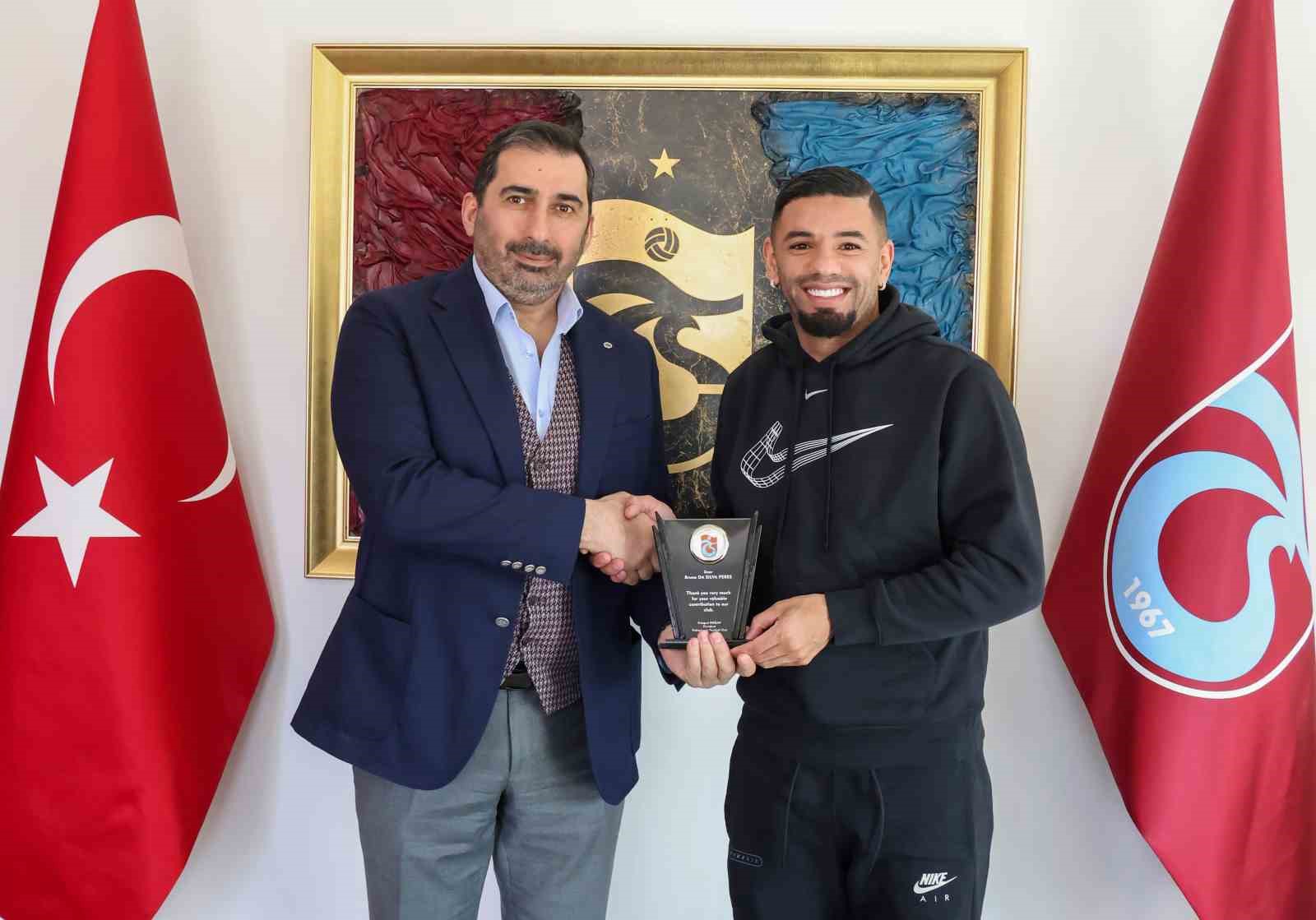 TRABZONSPOR, KARŞILIKLI ANLAŞARAK YOLLARINI AYIRDIĞI BRUNO PERES’E TEŞEKKÜR PLAKETİ VERDİ.