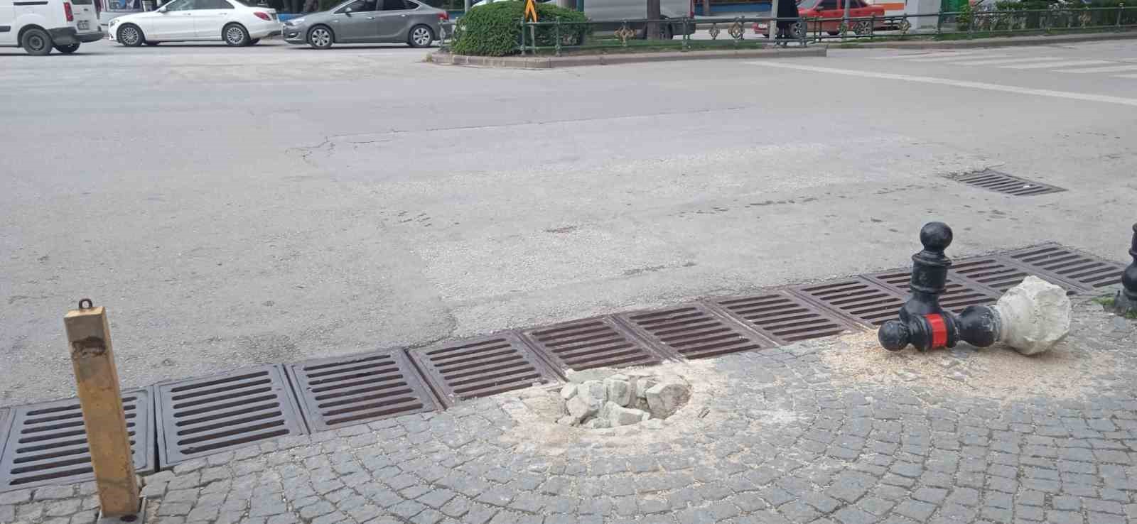 ESKİŞEHİR’DE TRAFİĞE KAPALI OLAN BİR SOKAKTA BULUNAN LOBUT HENÜZ BİLİNMEYEN