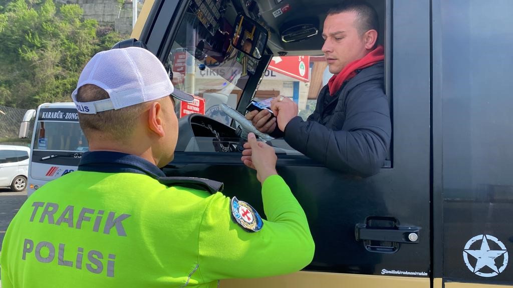 ZONGULDAK'TA TRAFİK EKİPLERİ RAMAZAN BAYRAMI'NA SAYILI GÜNLER KALA DENETİMLERİ SIKLAŞTIRDI.