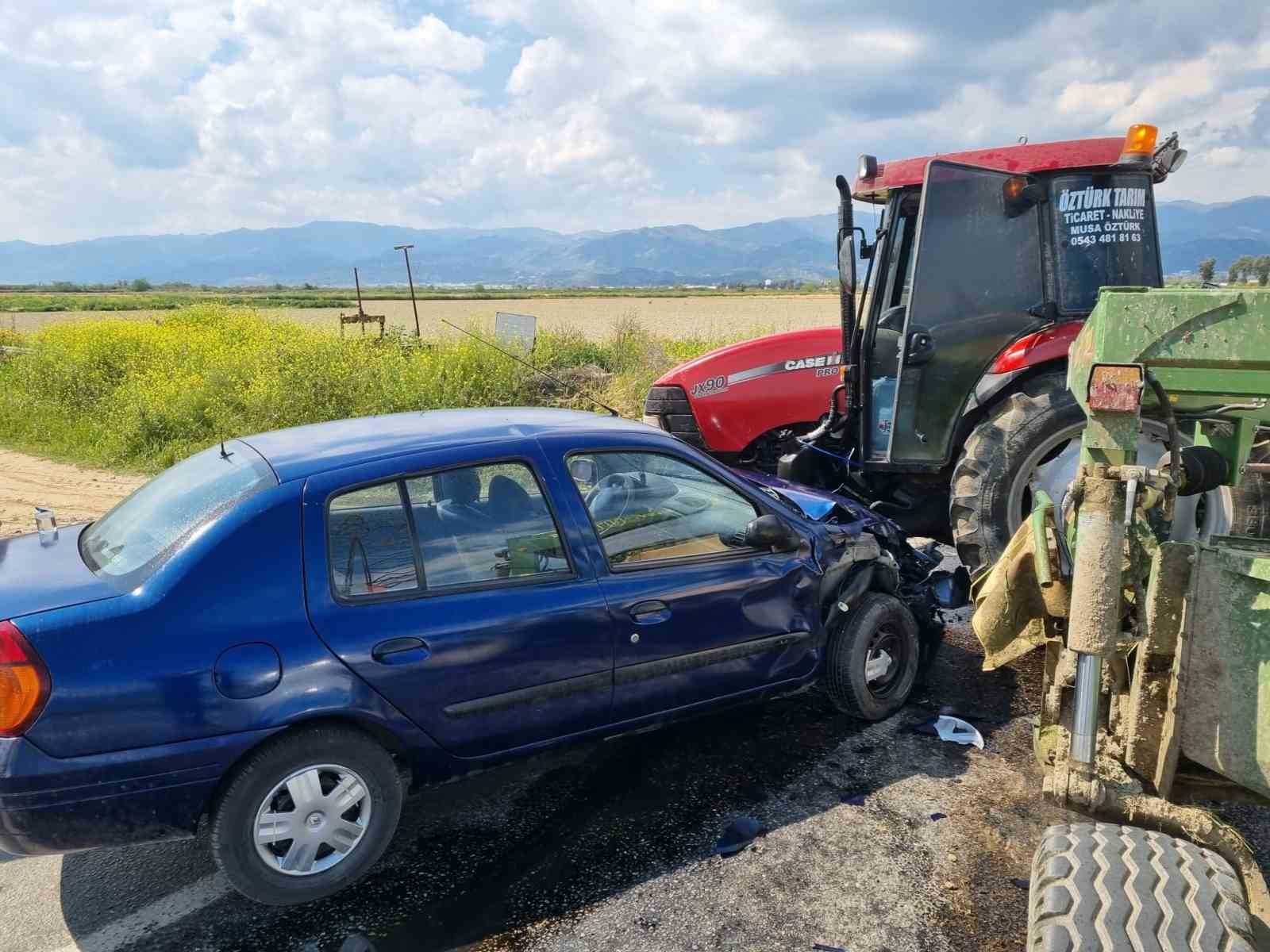 AYDIN'IN NAZİLLİ İLÇESİNDE TRAKTÖR VE OTOMOBİLİN ÇARPIŞMASI SONUCU MEYDANA GELEN