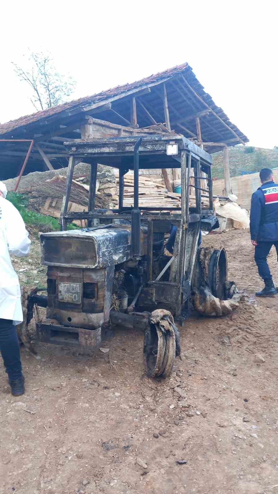 KASTAMONU’DA TRAKTÖRDE BAŞLAYAN YANGIN SAMANLIĞA SIÇRADI. YANGIN İTFAİYE EKİPLERİNİN ZAMANINDA