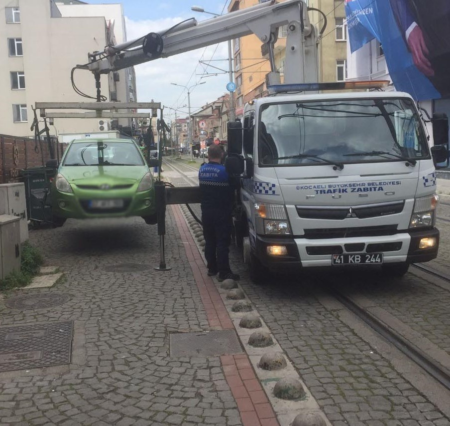 KOCAELİ BÜYÜKŞEHİR BELEDİYESİ ZABITA EKİPLERİ, TRAMVAY HATTINDA ARAÇ KULLANAN VE