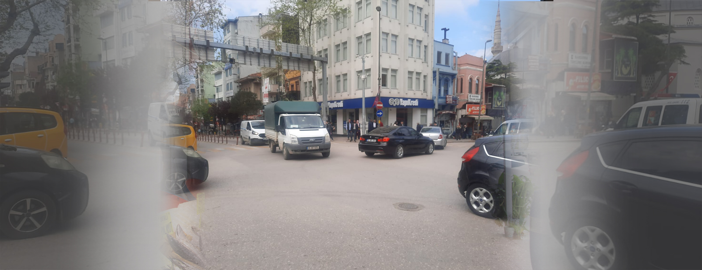 Bandırma Atatürk Caddesi ve İsmet İnönü Caddesi’nin kesiştiği  kavşakta ışıklar