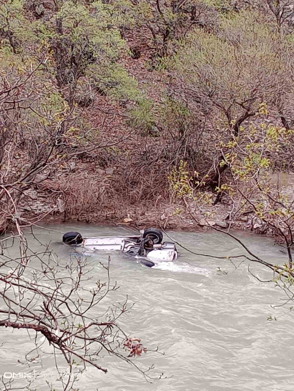 TUNCELİ-PÜLÜMÜR KARAYOLUNDA 20 MART 2023 GÜNÜ ÇAYA UÇAN ARAÇ, ÇAYIN