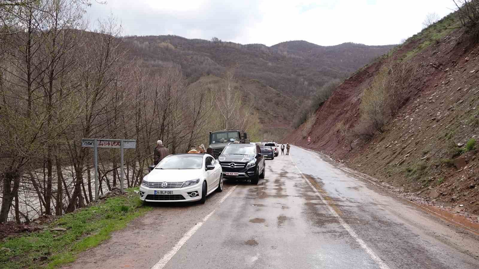 TUNCELİ-OVACIK KARAYOLUNDA ÖZEL BİR ARACIN MUNZUR ÇAYI’NA UÇMASI SONUCU KAYBOLAN