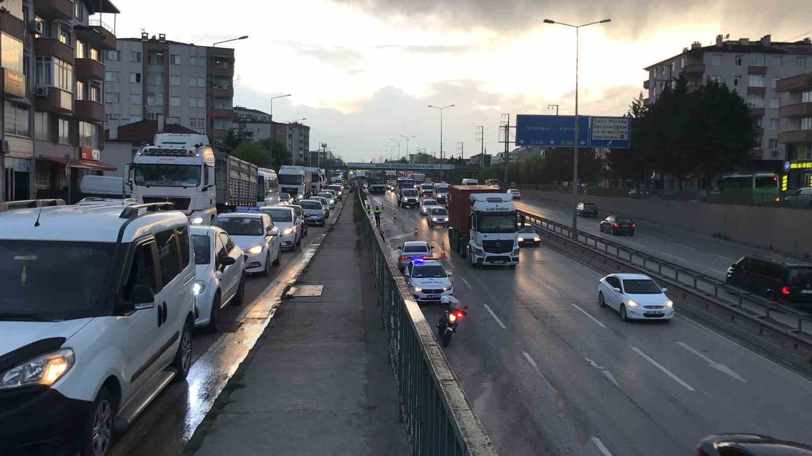 KOCAELİ’DE DERİNCE TÜNELİ GİRİŞİNDE KAZA YAPAN TIR, MAKASLAYARAK DURABİLDİ. D-100