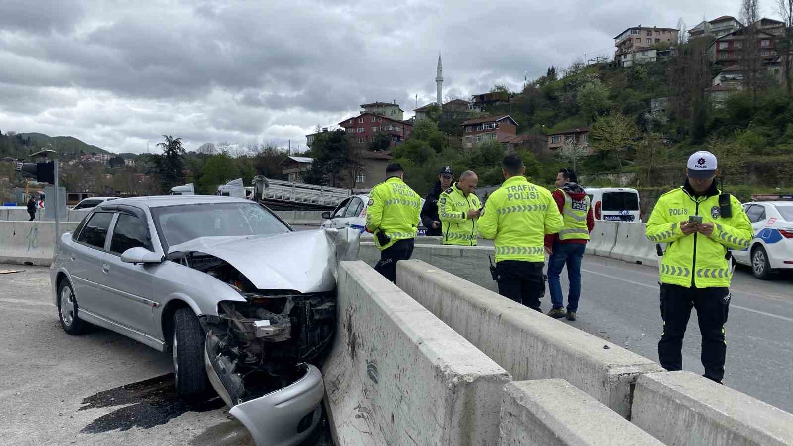 ZONGULDAK’TA KARAELMAS KÖPRÜLÜ KAVŞAK MEVKİİNDE SÜRÜCÜSÜNÜN KONTROLÜNDEN ÇIKAN OTOMOBİL BETON