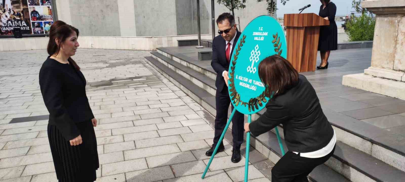 ZONGULDAK'TA TURİZM HAFTASI KUTLAMALARI KAPSAMINDA ATATÜRK ANITI ÖNÜNE ÇELENK KOYMA