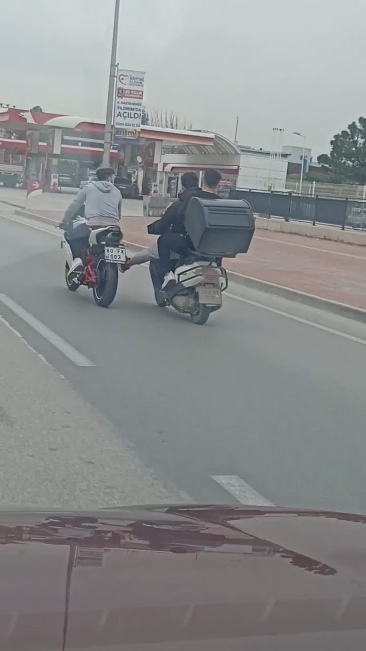 BOZULAN MOTOSİKLETİ BÖYLE İTTİLER