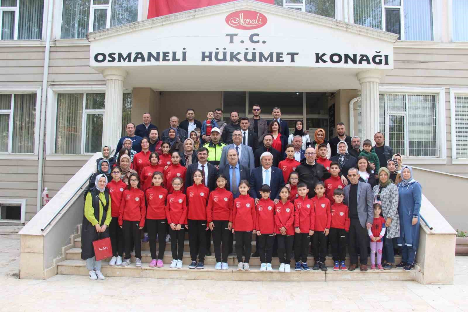 1308 OSMANELİ BELEDİYESPOR KARATE TAKIMI TÜRKİYE KARATE ŞAMPİYONASI İÇİN YOLA