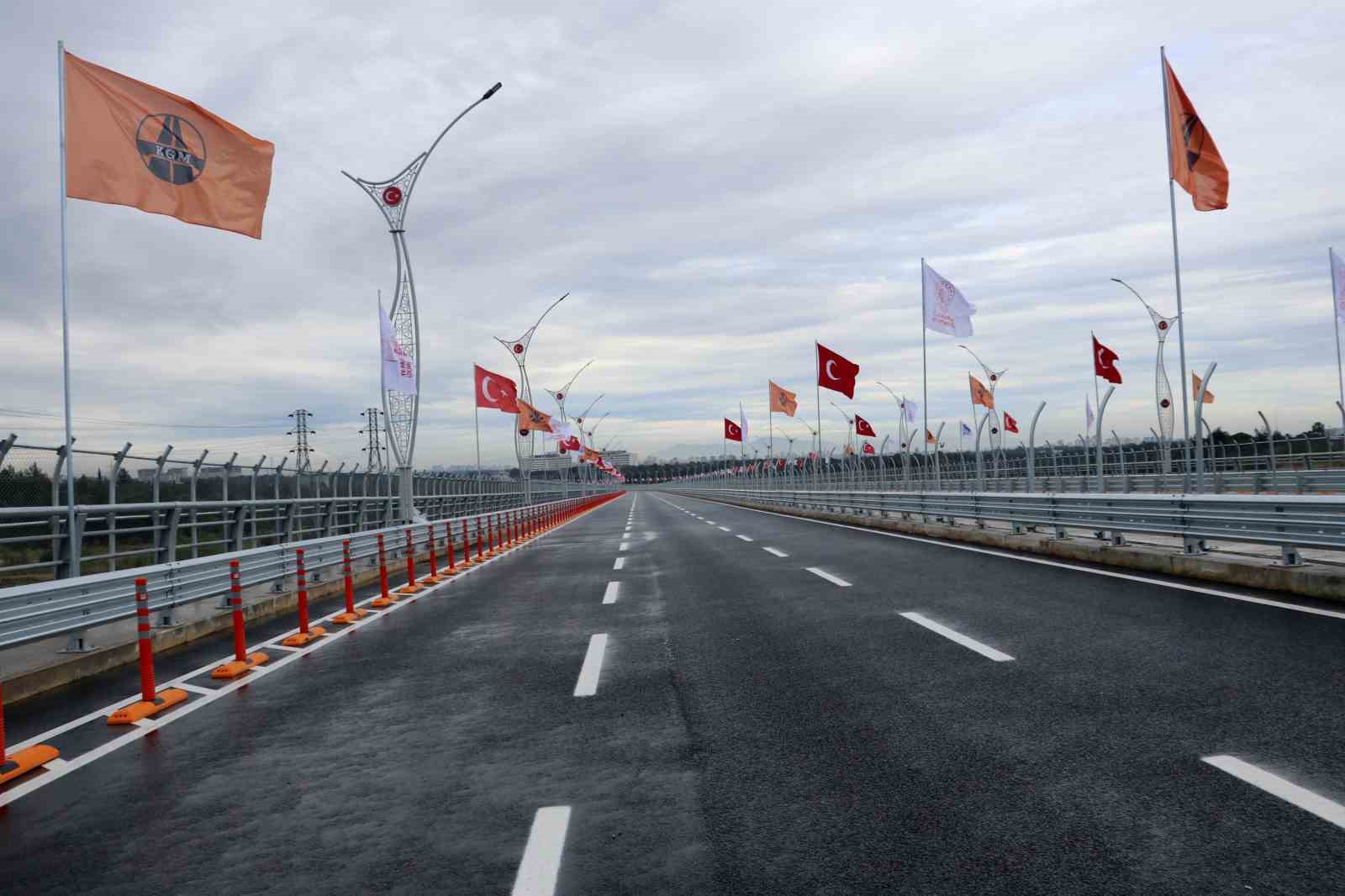 ULAŞTIRMA VE ALTYAPI BAKANI ADİL KARAİSMAİLOĞLU, BERABERİNDEKİ HEYETLE BİRLİKTE KÖPRÜDE