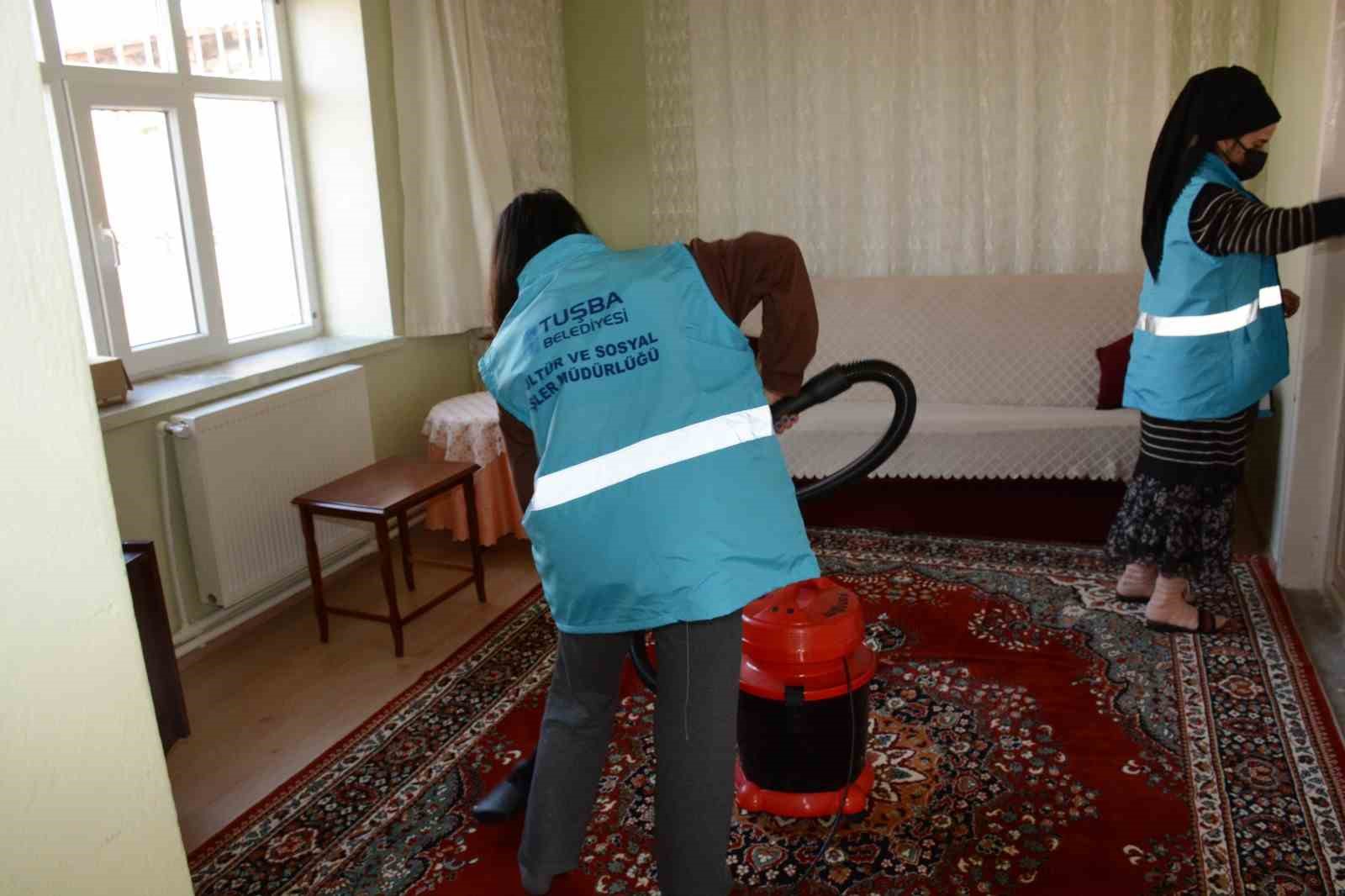 VAN’IN TUŞBA BELEDİYESİ EKİPLERİ; RAMAZAN BAYRAMI ÖNCESİ İLÇEDE YAŞAYAN YAŞLI,