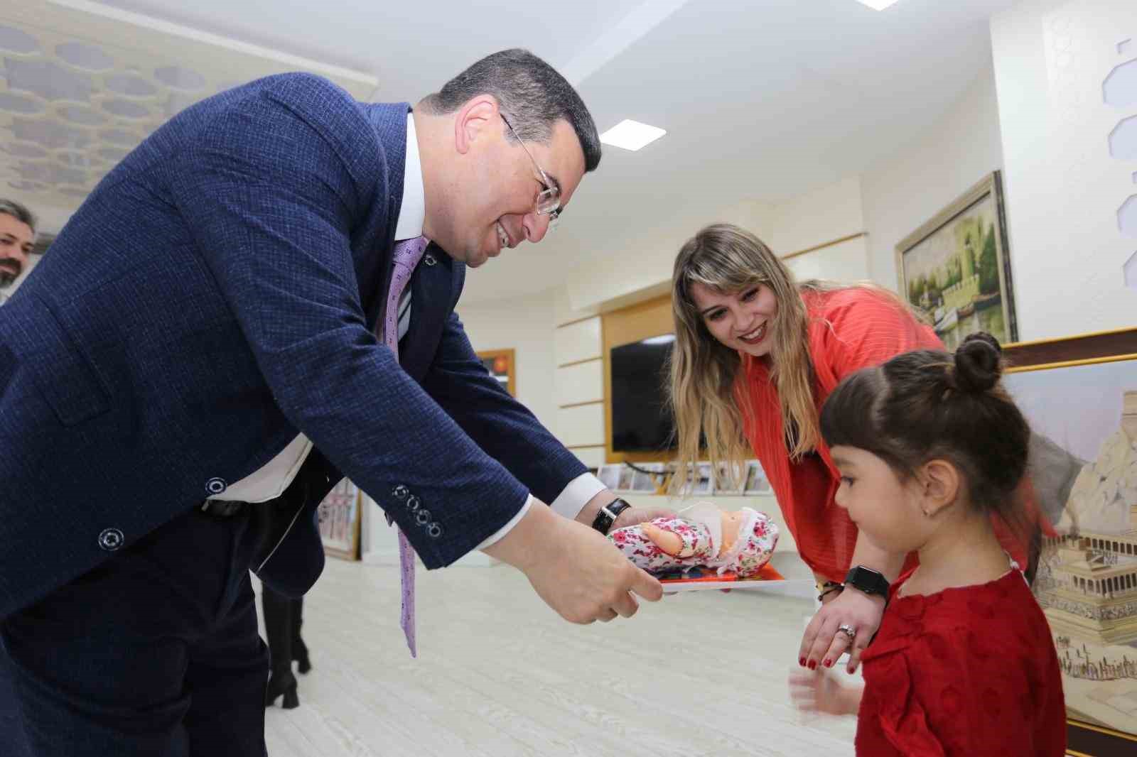 KEPEZ BELEDİYE BAŞKANI HAKAN TÜTÜNCÜ, HER ZAMAN OLDUĞU GİBİ BAYRAM