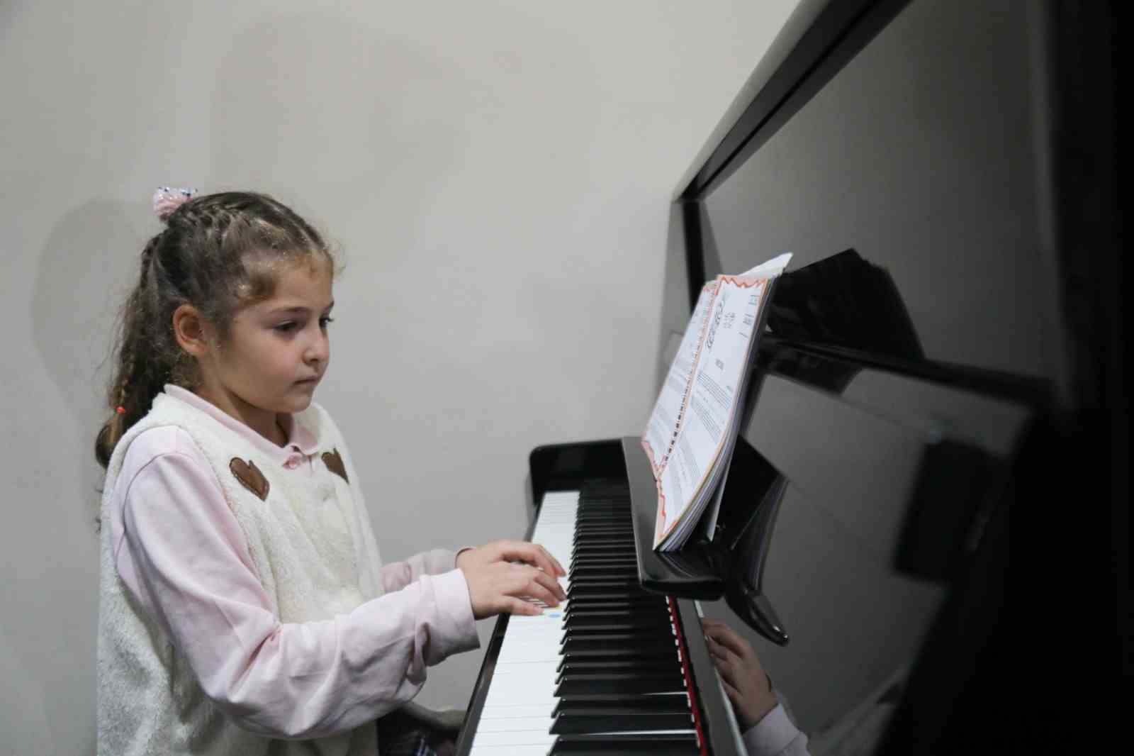 AYRAKLI BELEDİYESİ TARAFINDAN ÜCRETSİZ VERİLEN PİYANO KURSUNA KATILARAK İLK KEZ