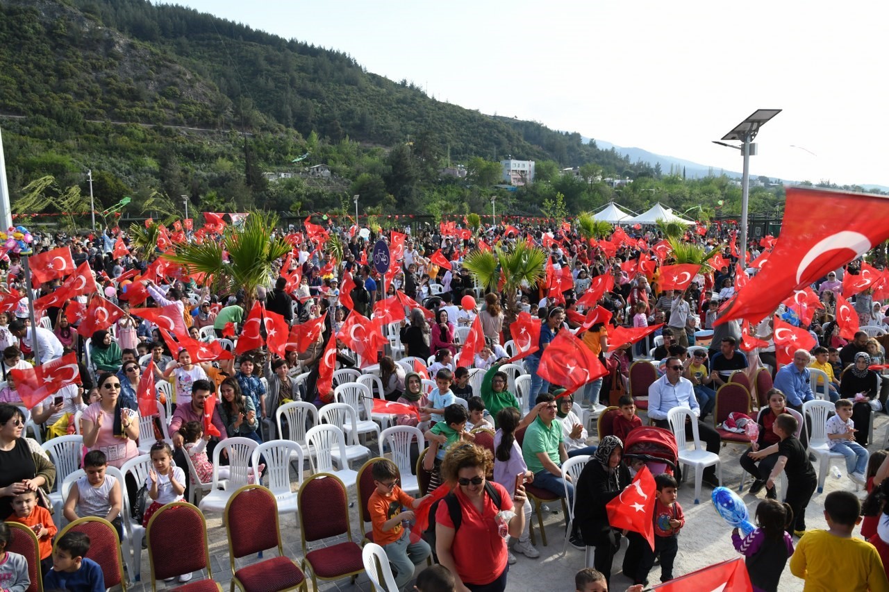 OSMANİYE'DE ÇOCUKLARA YÖNELİK DÜZENLENEN UÇURTMA ŞENLİĞİ FESTİVALE DÖNDÜ.